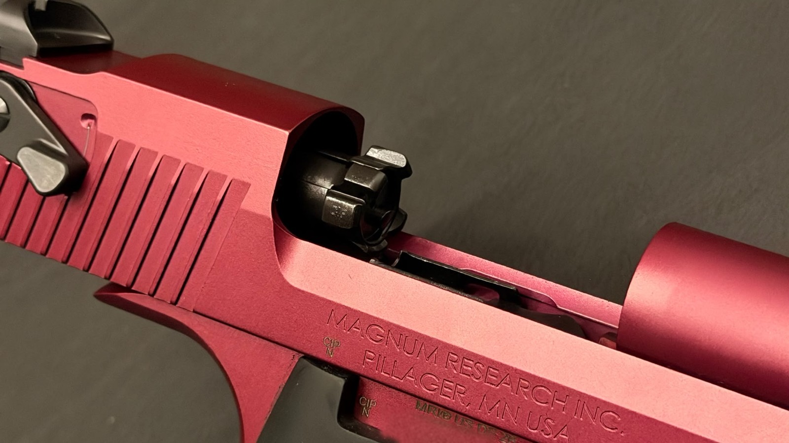 Magnum Research Desert Eagle Mark XIX Black Cherry .50 AE – Verschluss und Auswurffenster