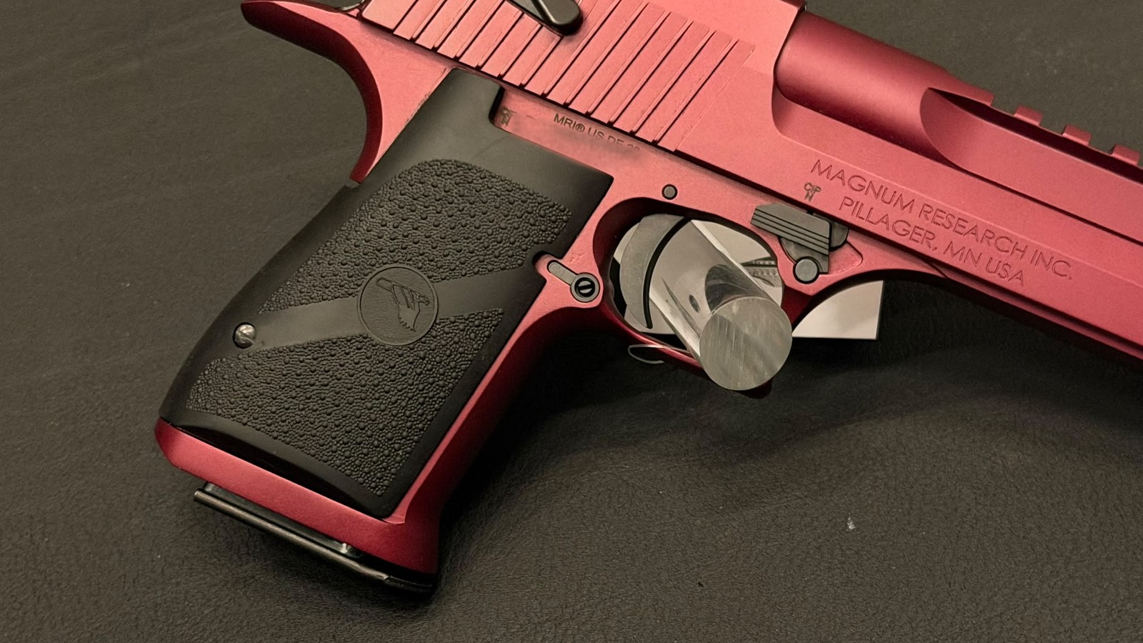 Magnum Research Desert Eagle Mark XIX Black Cherry .50 AE – rechte Seite, Griffstück und Herstellerbeschriftung