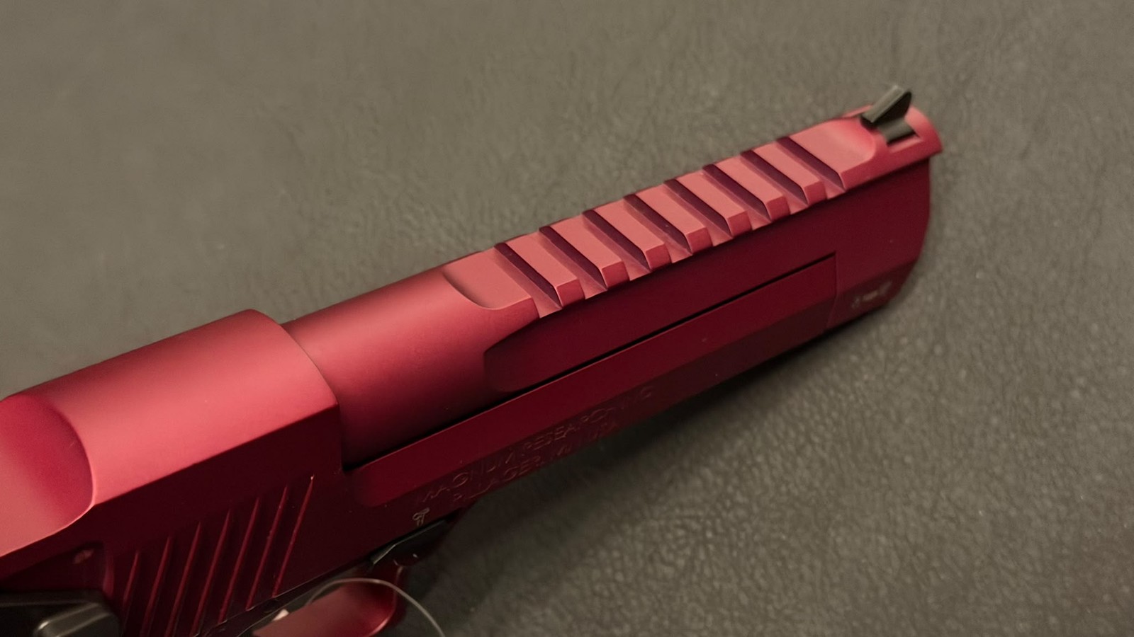 Magnum Research Desert Eagle Mark XIX Black Cherry .50 AE – Lauf mit Picatinny-Schiene von oben
