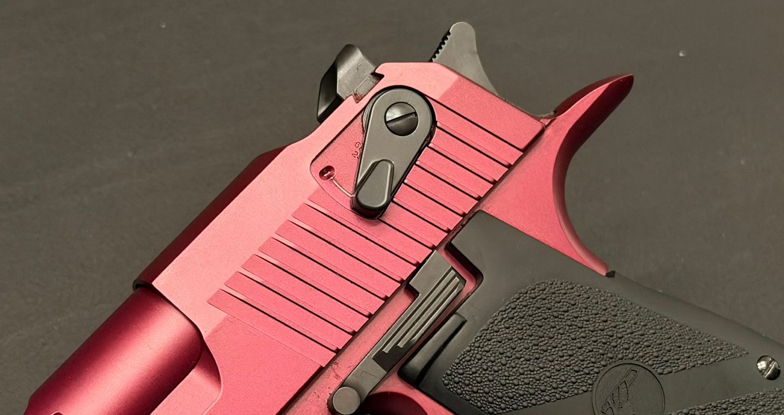 Magnum Research Desert Eagle Mark XIX Black Cherry .50 AE – Verschluss mit Sicherungshebel