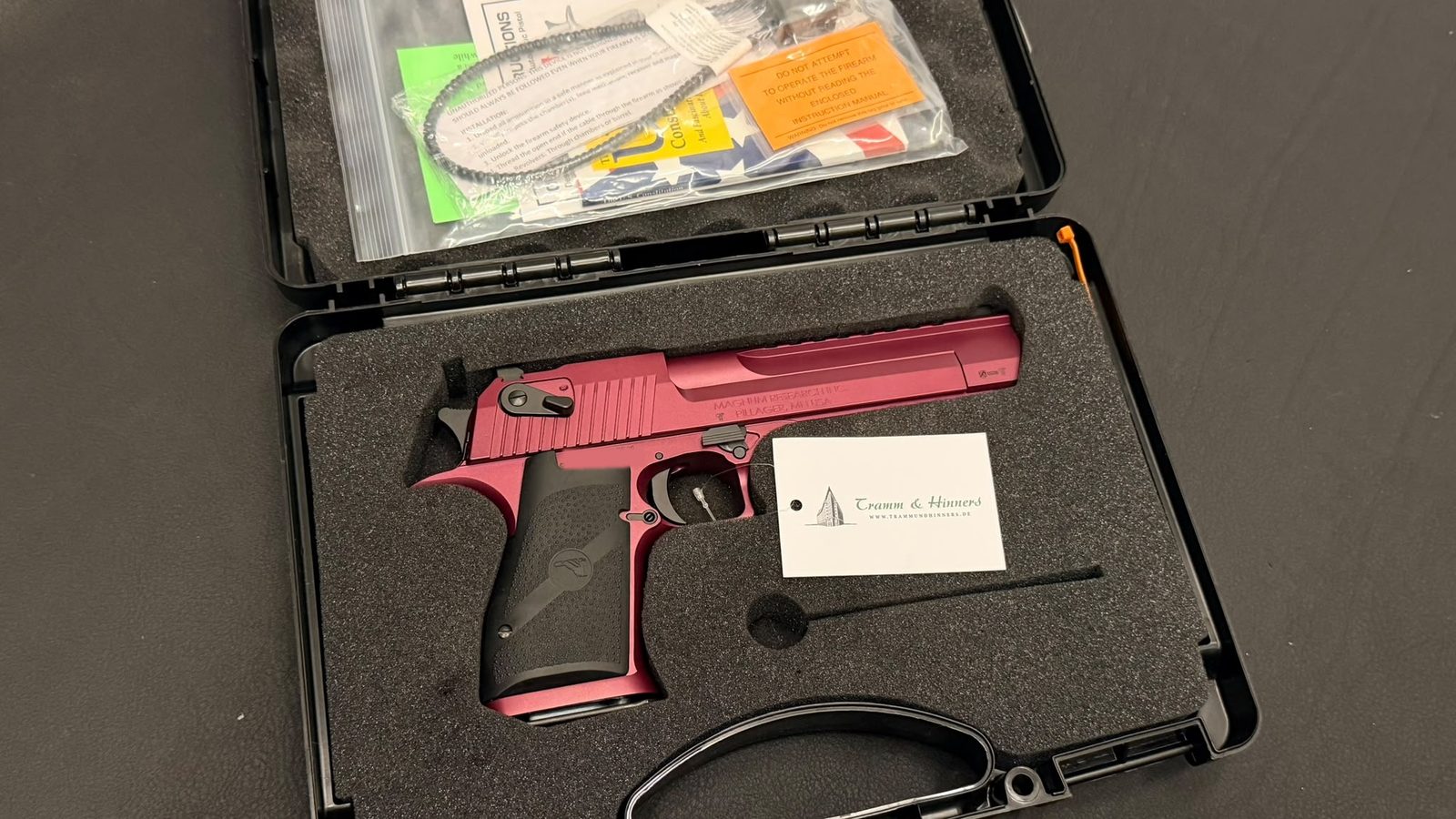 Magnum Research Desert Eagle Mark XIX Black Cherry .50 AE im Koffer mit Zubehör
