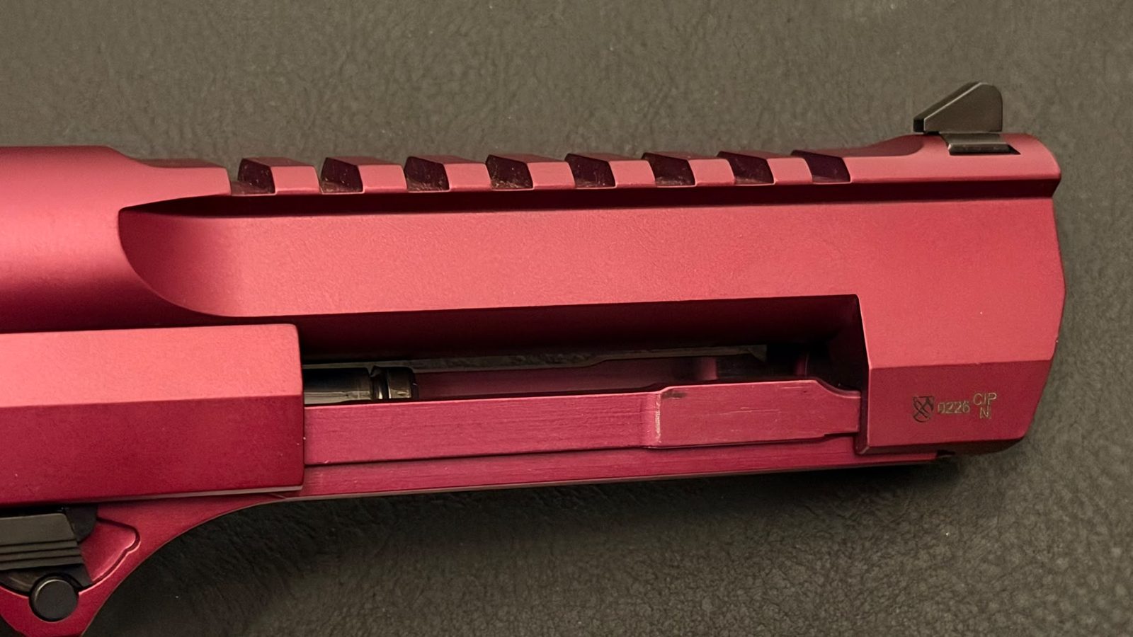 Magnum Research Desert Eagle Mark XIX Black Cherry .50 AE – 6″-Lauf mit Picatinny-Schiene